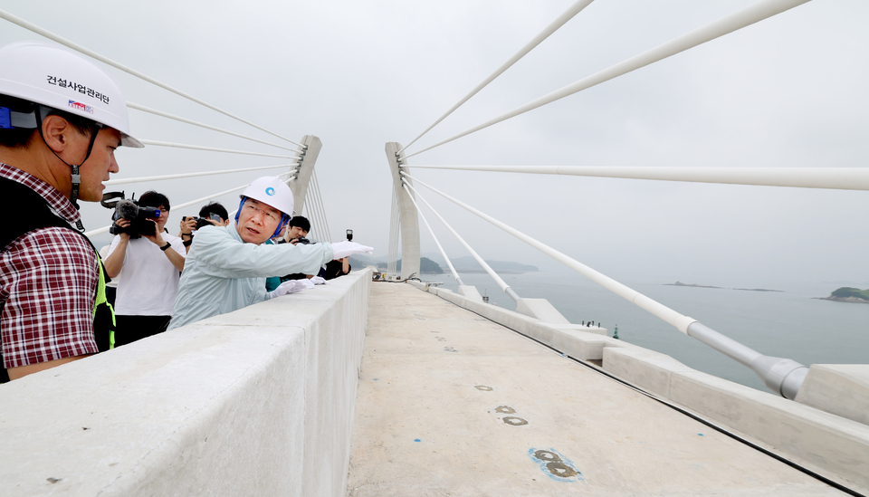 ▲ 유정복 인천시장이 지난 7일 인천 중구 영종도에서 신도로 이어지는 평화도로 건설공사 현장을 방문점검하고 있다. /이호윤 기자 256@incheonilbo.com