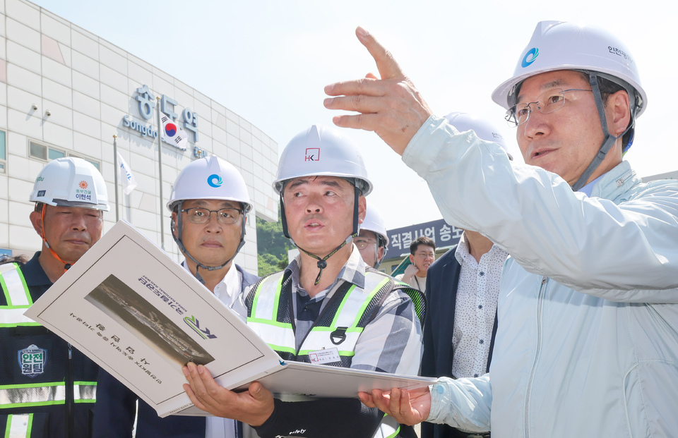 ▲ 29일 인천 연수구 수인분당선 송도역에서 유정복 인천시장이 2026년 12월 개통 예정인 ‘인천발 KTX 직결 사업’ 진행 상황을 점검하고 있다. /이호윤 기자 256@incheonilbo.com