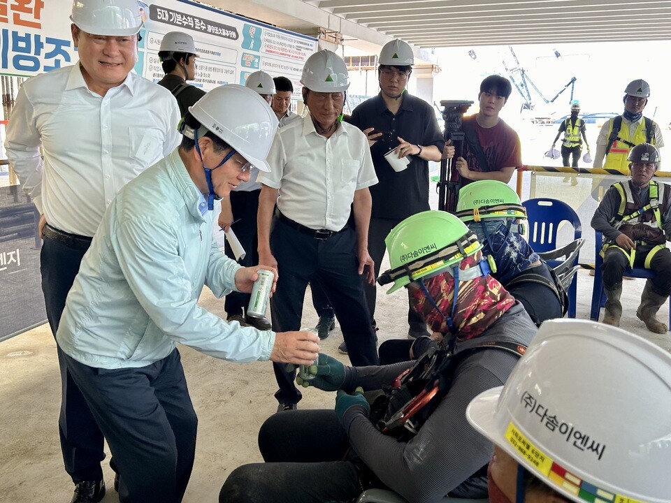 ▲ 유정복 인천시장이 29일 오전 미추홀구 용현·학익 1블록 도시개발사업 현장을 찾아 폭염 피해 예방 체계를 점검한 뒤 건설 노동자들에게 음료를 전달하고 있다.