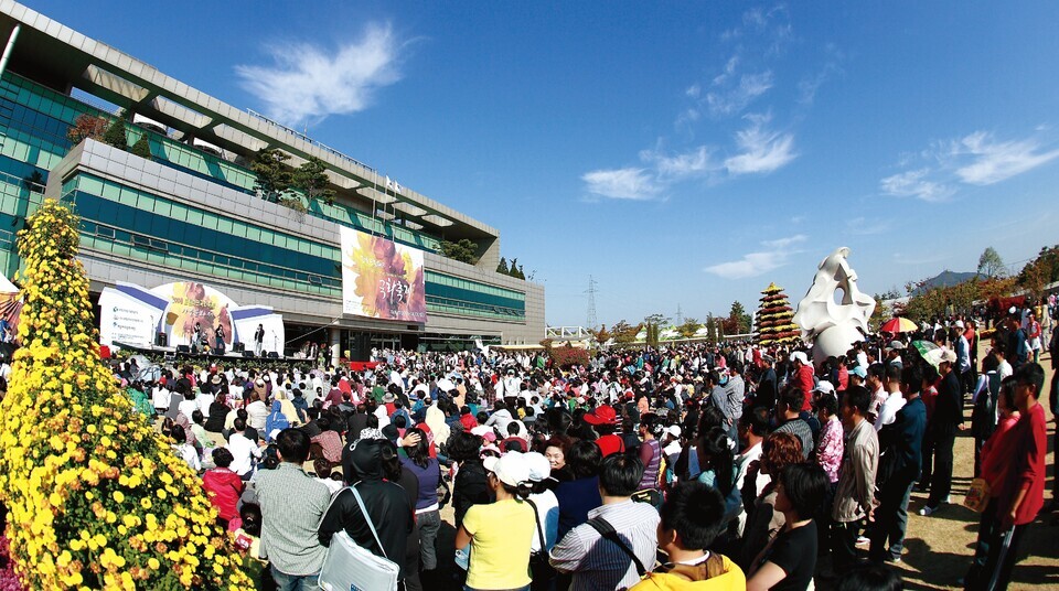 ▲ SL공사는 2004년 10월 제1회 드림파크 국화축제를 시작으로 주민과 화합무대를 열고 있다. / 인천일보 DB