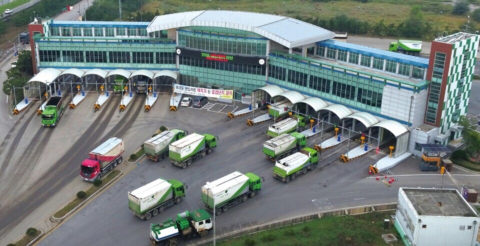 ▲ 서울·경기·인천 등 3개 시도 폐기물을 받고 있는 수도권매립지 통합계량대. /인천일보DB