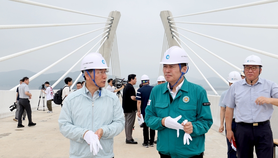 ▲ 지난 7일 인천 중구 영종도에서 유정복 인천시장과 김정헌 중구청장이 신도로 이어지는 평화도로 건설공사 현장을 점검하고 있다. /이호윤 기자 256@incheonilbo.com