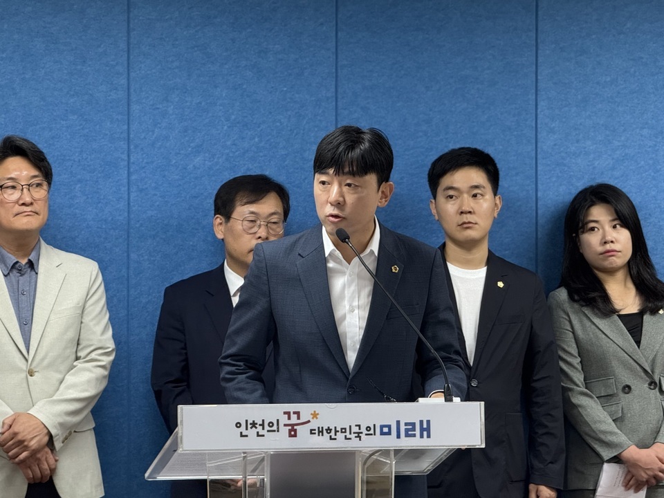 ▲ 신성영(국민의힘·중구2) 인천시의원이 5일 오후 인천시청 브리핑룸에서 ‘제3연륙교 명칭과 요금에 대한 의견 개진 기자회견’에서 발언하고 있다.