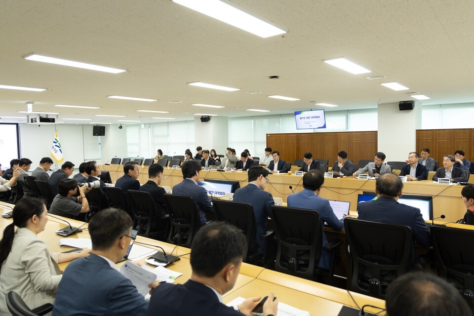 ▲ 5일 경기도청에서 열린 경기도 현안 대책회의에서 주요 공직자들이 논의하고 있다. /제공=경기도