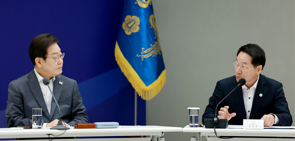 ▲ 이재명 대통령이 지난 1일 서울 용산 대통령실 청사에서 열린 전국 시도지사 간담회에서 대한민국시도지사협의회장인 유정복 인천시장 발언을 듣고 있다. /연합뉴스