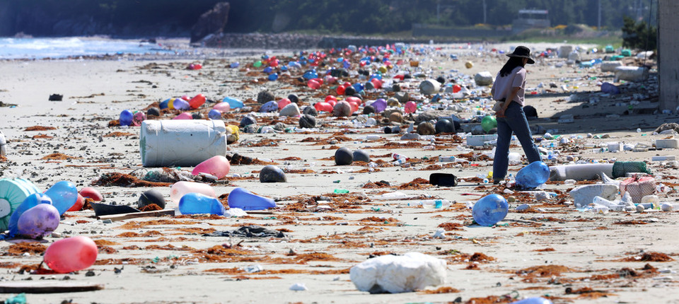 ▲ 인천 옹진군 백령도 사곶해변, 끝이 보이지 않는 해양쓰레기가 해변을 뒤덮고 있다. 중국에서 주로 쓰인다는 부표와 스티로폼, 음료수병, 물병, 간장병, 녹밧줄 등이 가득했다. /양진수기자 photosmith@incheonilbo.com