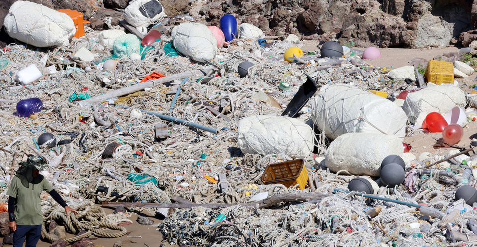 ▲ 인천 옹진군 굴업도 목기미 해변. 중국에서 사용하는 빨간색, 파란색 부표부터 스티로폼, 녹슨 냉장고, 폐그물, 플라스틱 물병, 라면 봉지 등이 해안가를 따라 흩어져 있다. /이재민 기자 leejm@incheonilbo.com