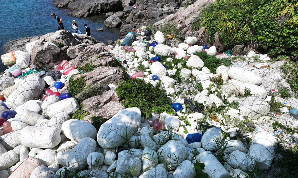 ▲ 인천 옹진군 각흘도에 중국산 부표, 스티로폼 등 각종 해양쓰레기가 산더미처럼 쌓여 있다. /이재민 기자 leejm@incheonilbo.com