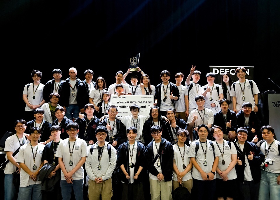 ▲지난 8일(현지시간) 라스베이거스에서 열린 ‘AI 사이버 챌린지’에서 삼성전자와 국내외 주요 대학이 연합해 출전한 ‘팀 애틀랜타(Team Atlanta)’가 우승 기념 단체 사진을 찍고 있다. /사진제공=삼성전자