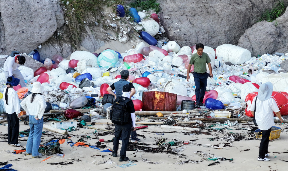 ▲ 인천 옹진군 굴업도 목기미 해변. 중국에서 사용하는 빨간색, 파란색 부표부터 스티로폼, 녹슨 냉장고, 폐그물, 플라스틱 물병, 라면 봉지 등이 해안가를 따라 흩어져 있다. /이재민 기자 leejm@incheonilbo.com