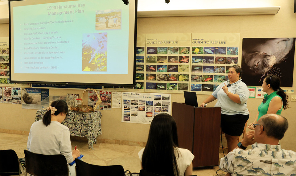 ▲ 미국 하와이주 오아후섬의 하나우마 베이(Hanauma Bay)를 찾은 방문객이 '하나우마베이 해양교육센터'에서  환경보호 교육을 받고 있다.  /이재민 기자 leejm@incheonilbo.com