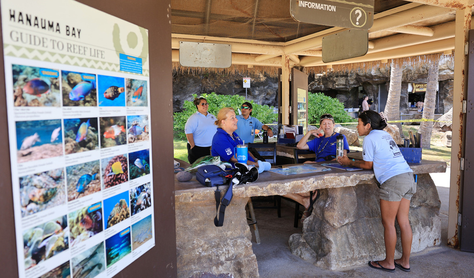 ▲ 미국 하와이주 오아후섬의 하나우마 베이(Hanauma Bay)를 찾은 관광객들이 안내데스크에서  환경보호 교육 접수를 하고 있다.  /이재민 기자 leejm@incheonilbo.com