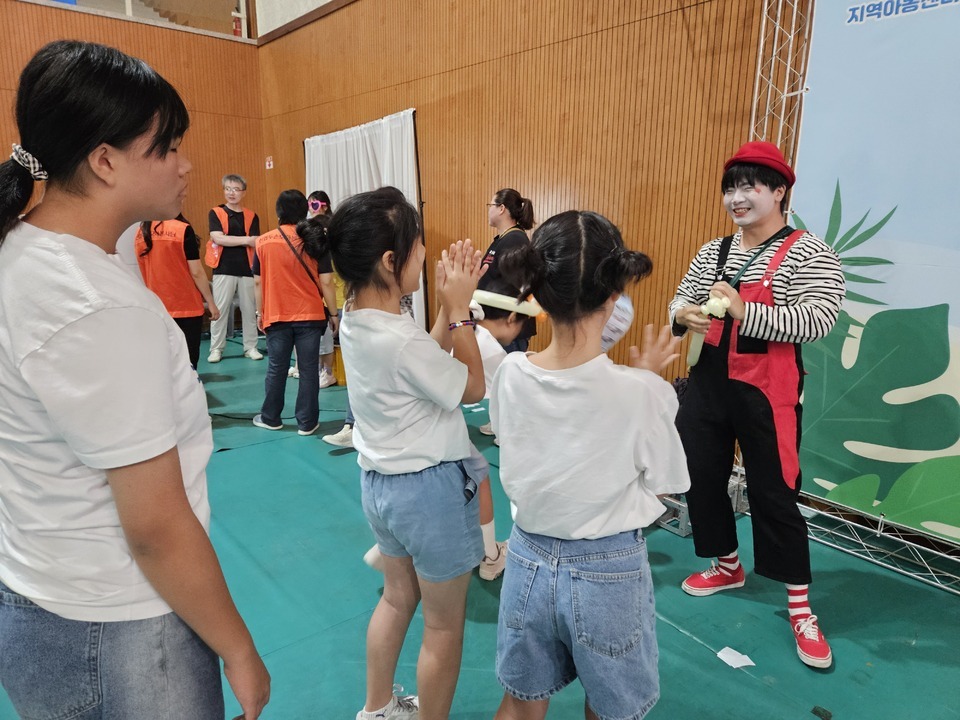 ▲두손모아봉사단이 12일 화성시 송산중학교 체육관에서 지역아동센터 돌봄 아동들을 초청해 ‘2025 경기신협 어부바 한마당’을 진행하고 있다. /사진제공=신협중앙회 경기지역본부