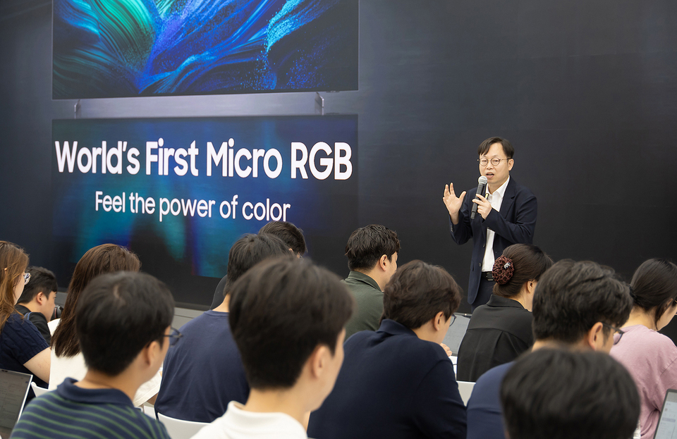 ▲이종포 삼성전자 영상디스플레이사업부 개발팀 상무가 차세대 디스플레이 기술을 집약한 마이크로 RGB TV를 소개하고 있다. /사진제공=삼성전자