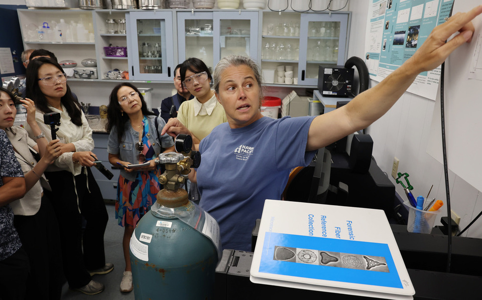 ▲ 미국 하와이 호놀룰루 환경 해양 과학 연구소(environmental marine sciences building)에서 제니퍼 린치 박사(맨 오른쪽)가 쓰레기 시료 분석 절차를 설명하고 있다. /이재민 기자 leejm@incheonilbo.com