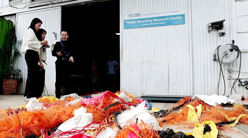 ▲ 미국 하와이 호놀룰루 플라스틱 재활용 연구소(Plastic Recycling Research Facility)에서 취재진들이 쓰레기를 살펴보고 있다. /이재민 기자 leejm@incheonilbo.com