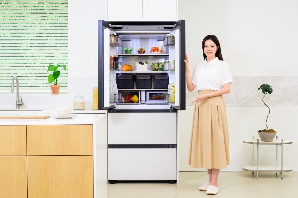 ▲삼성전자 모델이 ‘비스포크 AI 김치플러스 키친핏 맥스’ 김치냉장고 신제품을 소개하고 있다. /사진제공=삼성전자