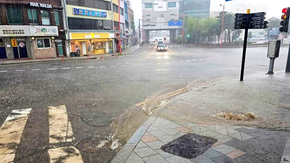 ▲ 13일 오전 11시쯤 인천 중구 선린동 1호선 인천역 앞 사거리에 비가 쏟아져 하수구가 역류하고 있다. /곽안나 기자 lucete237@incheonilbo.com