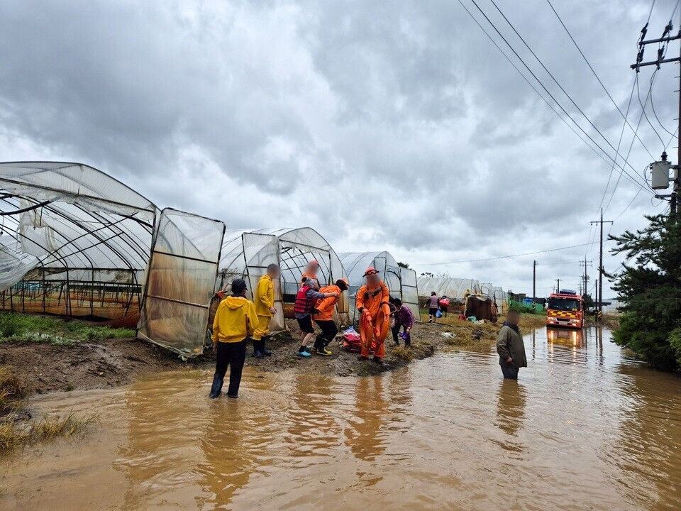 ▲ 소방대원들이 고양시의 한 비닐하우스에 고립된 주민들을 구조하고 있다. /사진제공=북부소방재난본부