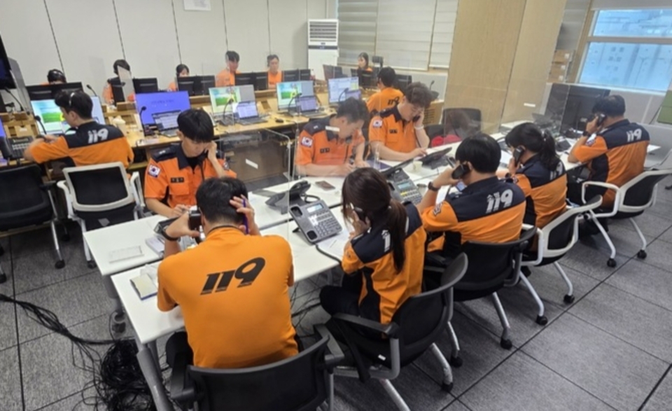 ▲ 북부소방재난본부가 119신고 폭주로 접수하지 못한 400여건의 신고전화를 급하게 확인하고 있다./사진제공=북부소방재난본부