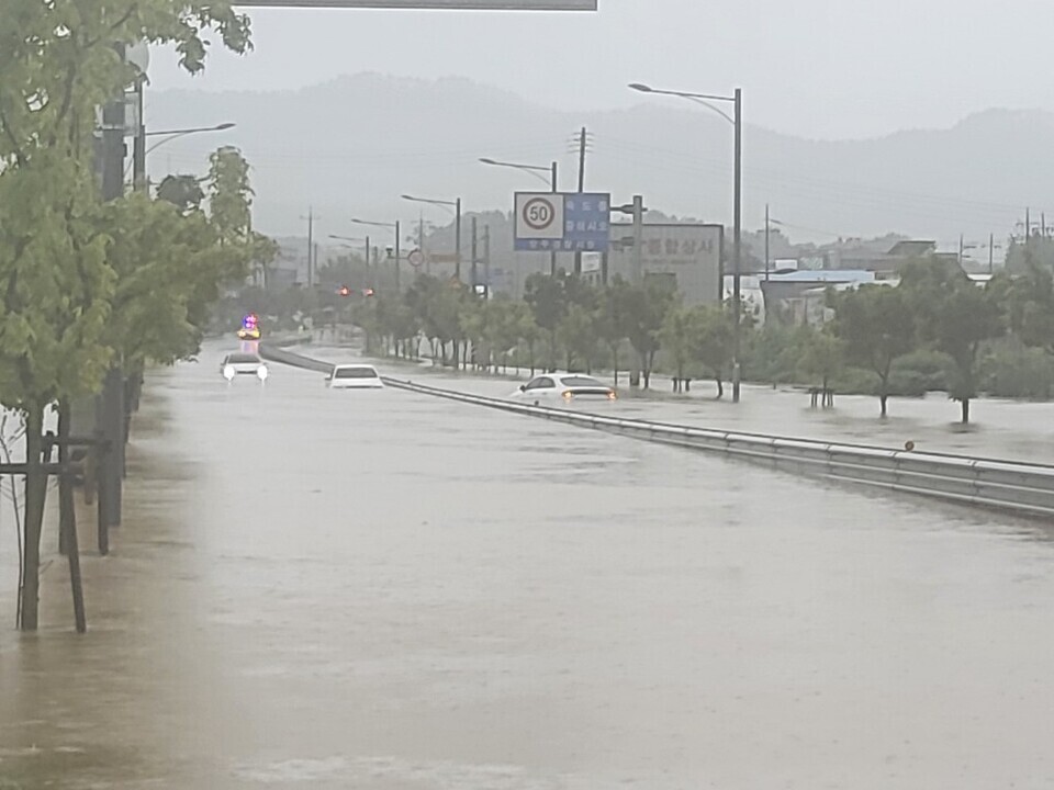 ▲ 13일 오전 12시 31분쯤 양주시 만송동 도로에 차 2대가 침수돼 4명이 구조됐다. /사진제공=경기도북부소방재난본부