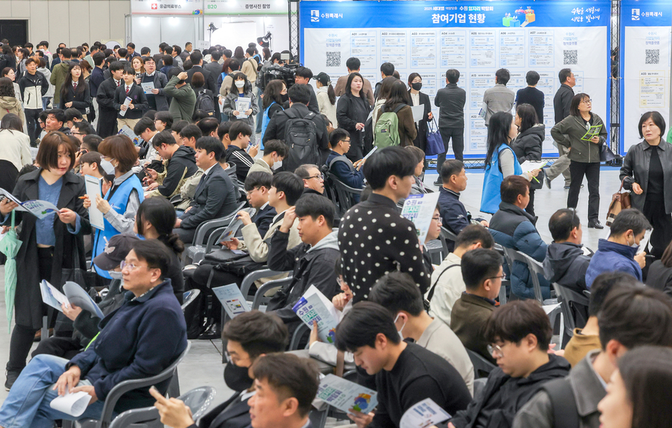 ▲지난 4월 수원컨벤션센터에서 열린 ‘2025 수원 일자리박람회’에서 구직자들이 구직 활동을 하고 있다. /전광현 기자 maggie@incheonilbo.com