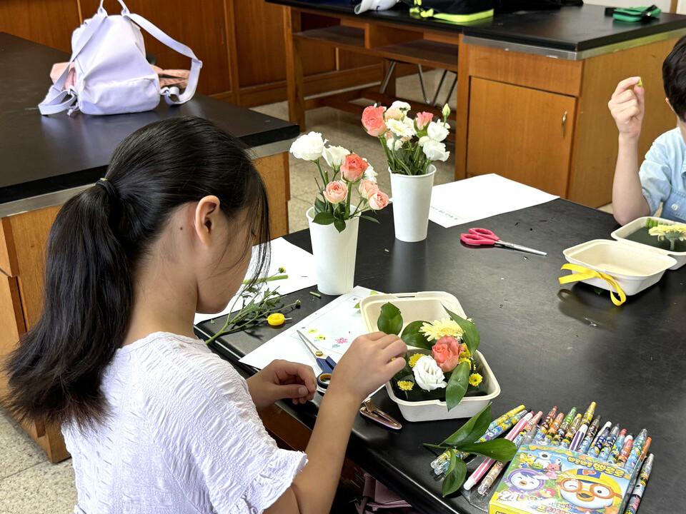 ▲ 수원금곡초 학생이 힐링 원예 프로그램에 참여하고 있다./사진제공=수원금곡초등학교