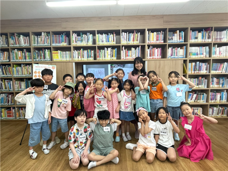 ▲ 수원금곡초 학생들이 작가와의 만남을 진행했다./사진제공=수원금곡초등학교