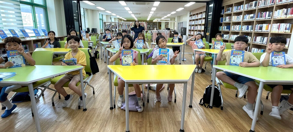 ▲ 수원금곡초 학생들이 작가와의 만남을 진행했다./사진제공=수원금곡초등학교