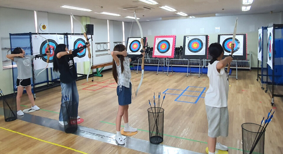 ▲ 수원금곡초 학생들이 양궁 캠프에 참여하고 있다./사진제공=수원금곡초등학교