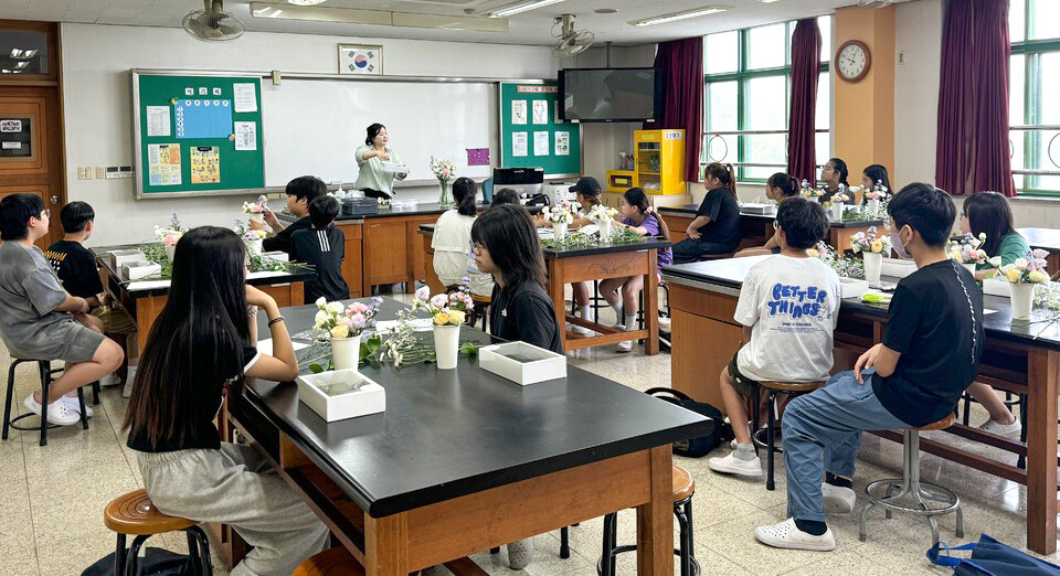 ▲ 수원금곡초 학생들이 힐링 원예 프로그램에 참여하고 있다./사진제공=수원금곡초등학교