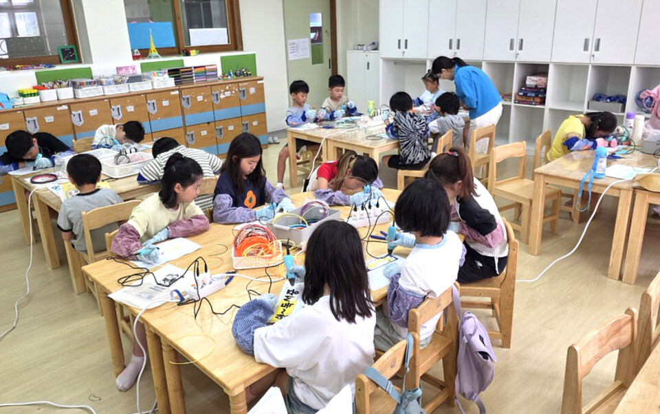 ▲ 수원금곡초 학생들이 3D펜을 활용한 만들기 수업을 받고 있다./사진제공=수원금곡초등학교