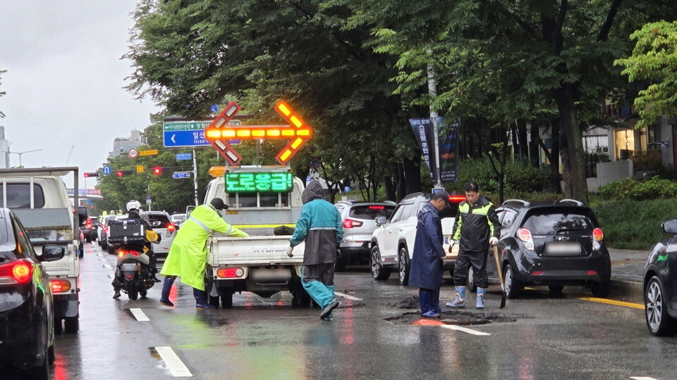 ▲ 고양시 일산동구 마두동 720번지 일대에서 도로응급보수가 진행되고 있다. /사진제공=고양시