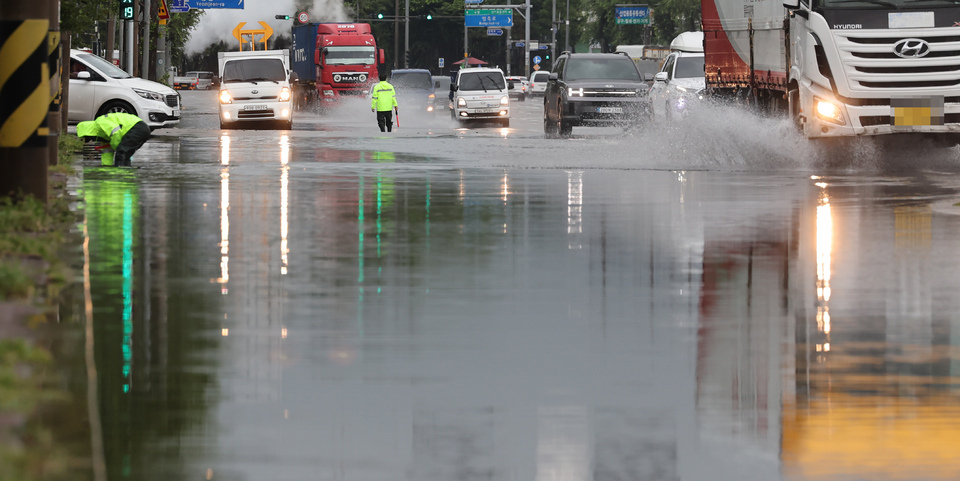 ▲ 13일 인천 서구 중봉대로 인근에 갑작스런 폭우로 도로에 물이 차 차량들이 서행하고 있다. /양진수기자 photosmith@incheonilbo.com