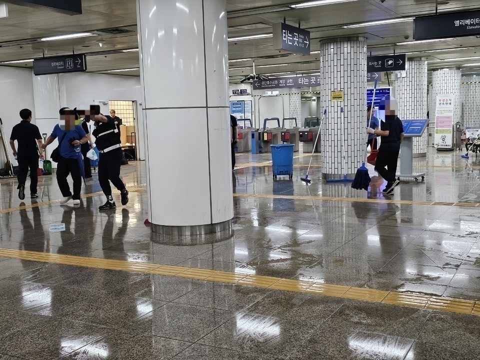 ▲ 13일 정오쯤 침수로 인해 열차가 무정차한 인천도시철도 1호선 박촌역이 2시간여만에 정상화됐다. /곽안나 기자 lucete237@incheonilbo.com