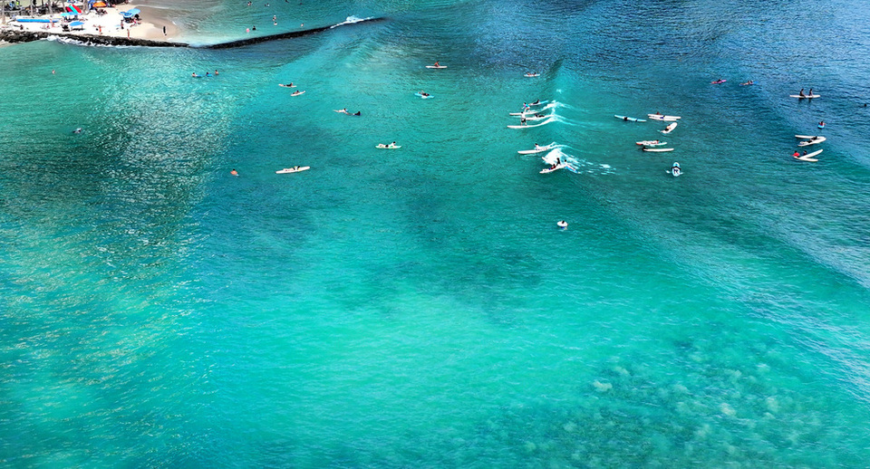 ▲ 미국 하와이 호놀룰루 와이키키 해변. 전문가들은 깨끗한 바다를 만들기 위해 쓰레기 이동 경로 추적을 위한 기초 조사와 정부 간 협력, 지역사회의 자발적 참여가 함께 이뤄져야 한다고 강조했다. /이재민 기자 leejm@incheonilbo.com