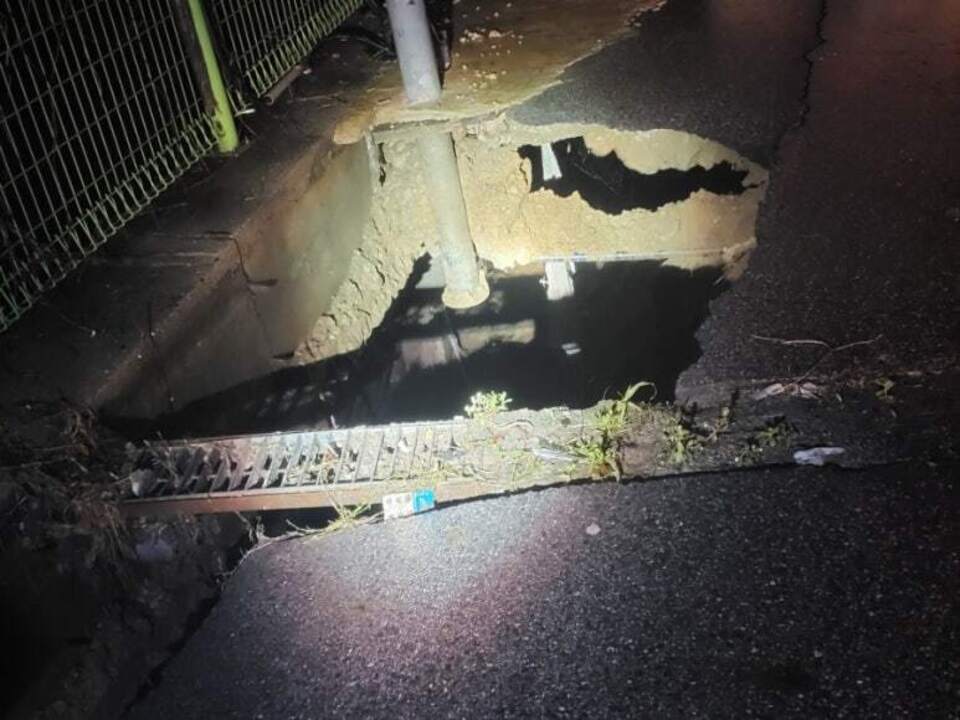 ▲ 고양시 덕양구 한 빌라 옆 공터에서 발생한 싱크홀 모습. 가로 1.5ｍ, 세로 3ｍ, 깊이 2~3ｍ 규모로 파손된 도로 아래가 훤히 드러나 있다./사진제공=북부소방재난본부