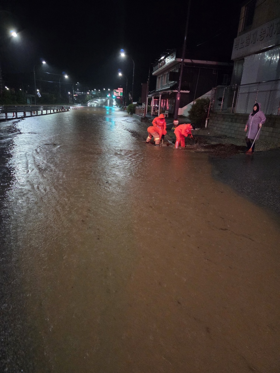 ▲ 14일 새벽 파주시 적성면 적성교차로 삼거리 도로 침수 현장에서 소방대원들이 배수 작업을 벌이고 있다./사진제공=북부소방재난본부