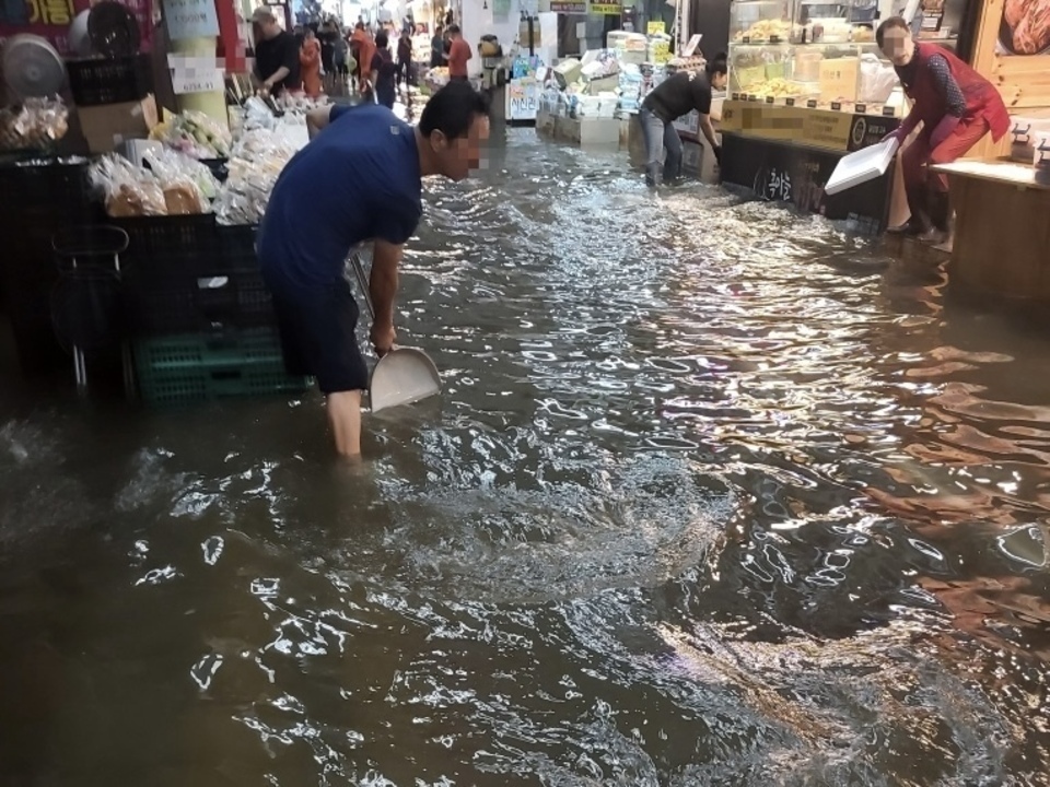 ▲ 13일 오전 내린 집중호우로 인천 서구 정서진중앙시장 일대가 침수된 모습 /사진제공=독자