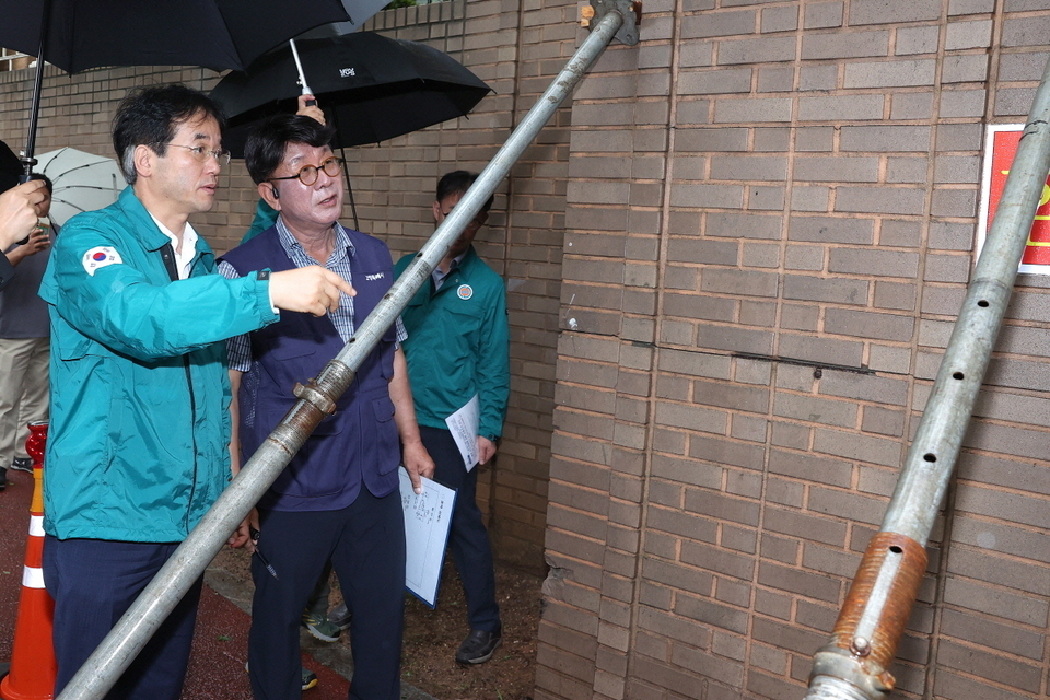 ▲ 이동환 고양시장이 일산동구 풍동 숲속마을 5단지 전도 위험성이 있는 옹벽을 찾아 관계자들과 직접 점검하고 있다. /사진 제공=고양시