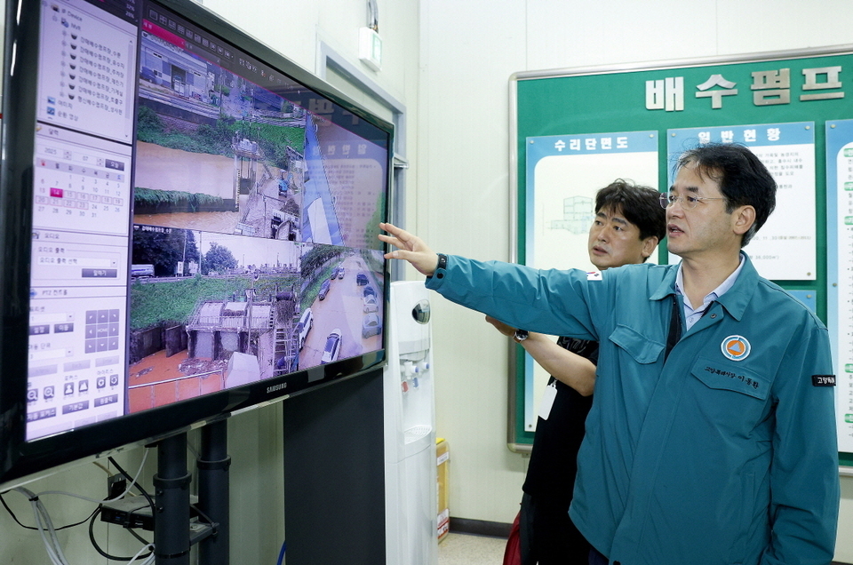 ▲ 이동환 고양시장이 침수우려지역인 성사천 하류 강매배수펌프장을 찾아 점검하고 있다. /사진제공=고양시