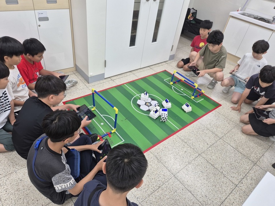 ▲ 수원 정천초 학생들이 'AI·SW 중심 체험 프로그램'에서 ③ AI로봇을 통해 학습하고 있다. ④ 생성형 AI 툴을 이용해 동화책을 만들어보고 있다. ⑤ '코디로키'를 통해 로봇 축구를 하고 있다. /사진제공=정천초등학교