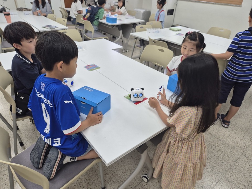 ▲ 수원 정천초 학생들이 ‘AI·SW 중심 체험 프로그램’에서 AI로봇을 통해 학습하고 있다. /사진제공=정천초등학교
