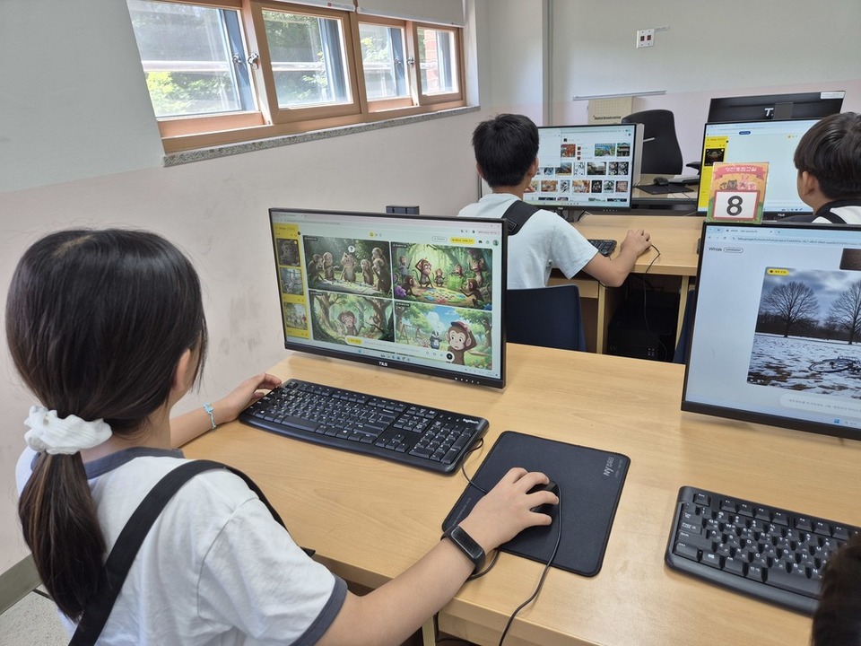 ▲ 수원 정천초 학생들이 ‘AI·SW 중심 체험 프로그램’에서 생성형 AI 툴을 이용해 동화책을 만들어보고 있다. /사진제공=정천초등학교 