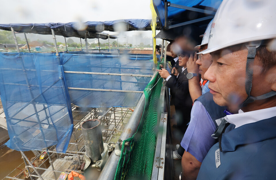 ▲ 지난 6일 송치영 포스코이앤씨 사장이 작업자가 중상을 입고 의식불명에 빠진 사고가 발생한 경기도 광명시 포스코이앤씨 고속도로 건설공사 현장에서 더불어민주당 을지로위원회 위원들과 사고 현장을 살펴보고 있다. /연합뉴스