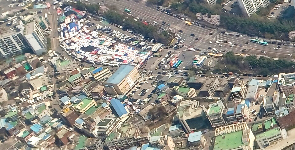 ▲ 김포 북변5구역 도시재정비사업조합이 진통끝에 공사비 협상을 마무리했다. 조합은 시공사(롯데·현대·동부건설 컨소시엄)와 공사비 확정을 마무리함에 따라 향후 사업 절차를 신속히 진행하겠다는 계획이다.(하늘에서 본 사업부지 전경)