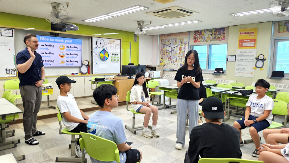 ▲ 고양 율동초에서 ‘Why UP 영어 공유학교’를 진행하고 있다./사진제공=율동초등학교