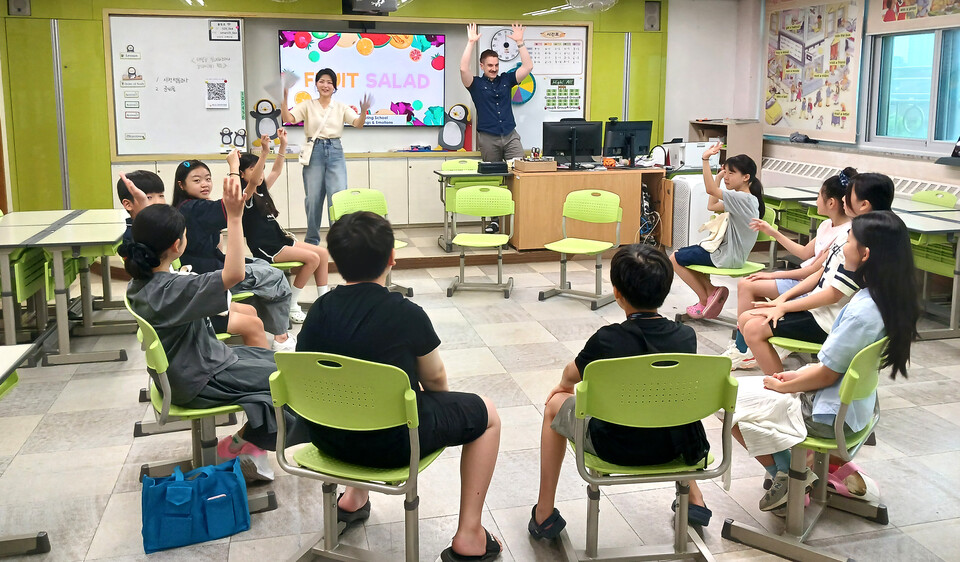 ▲ 고양 율동초에서 ‘Why UP 영어 공유학교’를 진행하고 있다./사진제공=율동초등학교