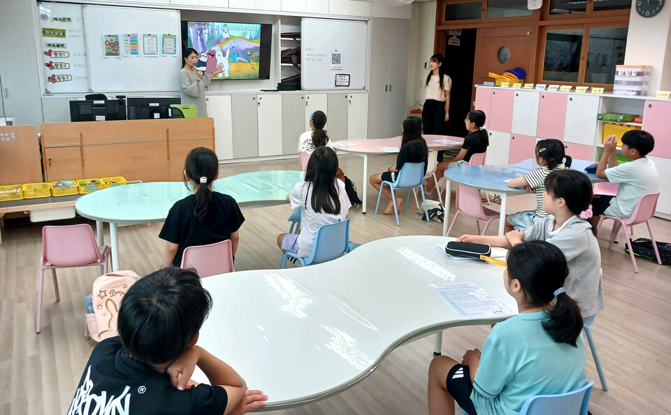 ▲ 고양 율동초에서 ‘Why UP 영어 공유학교’를 진행하고 있다./사진제공=율동초등학교