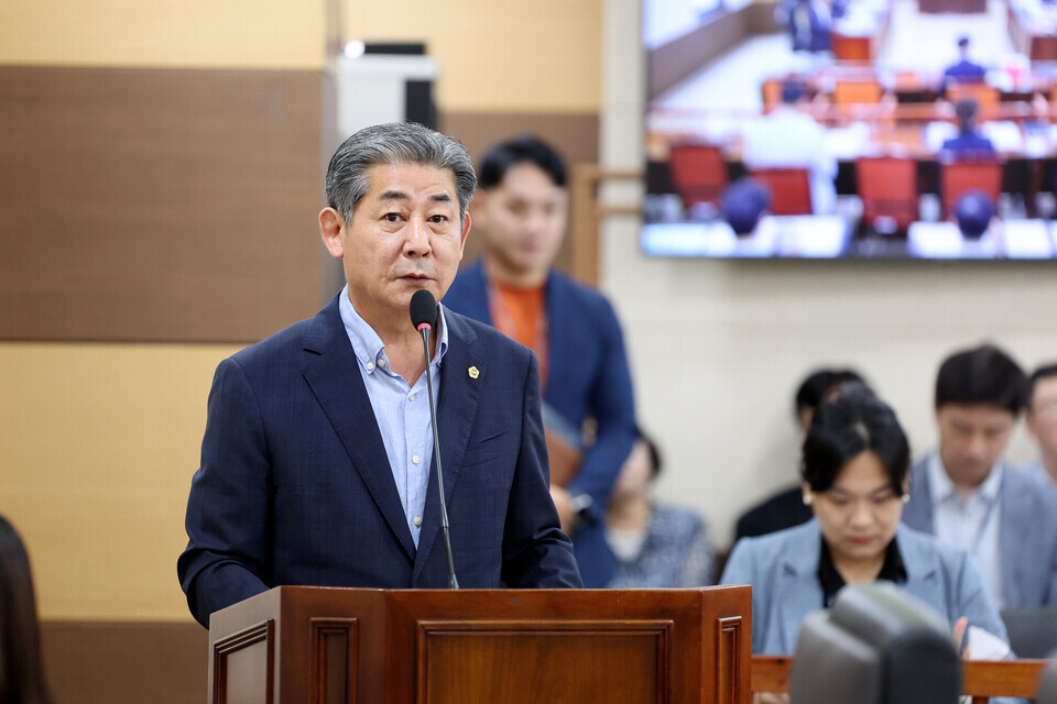 ▲ 정해권 인천시의회 의장이 27일 열린 제303회 임시회 1차 건설교통위원회 회의에서 수도권광역급행철도(GTX)-B 노선 추가 정거장 신설의 필요성을 강조하고 있다. /사진제공=인천시의회